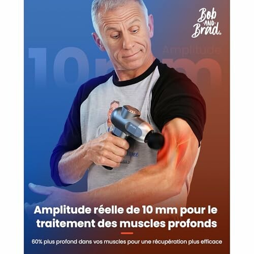 Homme utilisant un pistolet de massage sur le bras.