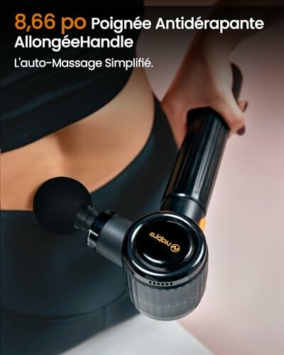 Personne utilisant un pistolet de massage sur le dos.