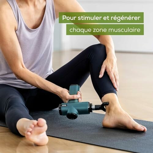 Personne utilisant un pistolet de massage sur la jambe.