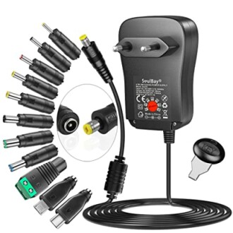 Adaptateur secteur universel avec embouts interchangeables.